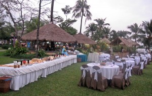 Khung cảnh buffet ngoài trời bên sông tại Khu du lịch Tân Cảng