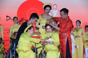 NTK Việt Hùng chăm chút cho các thí sinh