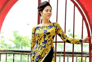 Rũ bỏ hình ảnh sexy, Hồ Lệ Thu ngoan hiền trong BST áo dài