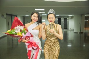 Á Hậu Khánh Uyên chụp ảnh cùng huấn luyện viên Anna Huang Đài Loan sau đêm chung kết