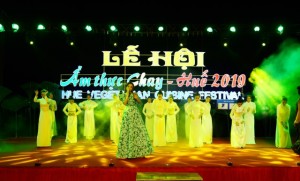 Hoa hậu Nguyễn Lan Vy vừa hát vừa giới thiệu BST Áo dài của mình