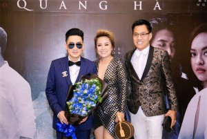 2 vợ chồng Á hậu Ngọc Chúc tặng hoa chúc mừng ca sĩ Quang Hà