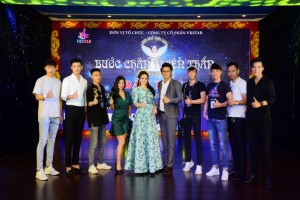 Hoa hậu Nguyễn Lan Vy cùng với êkip và khách mời