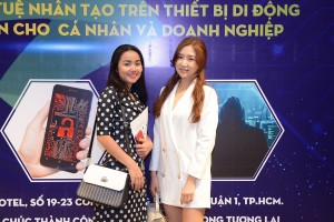 Hoa hậu Amy Lê Anh (trái) và ca sĩ Hàn Quốc Shin Junchiu tại buổi ra mắt