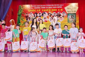 NSƯT Trịnh Kim Chi và các nghệ sĩ tặng quà cho các em thiếu nhi