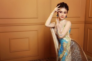 Á hậu Lý Kim Thảo diện áo dài đính kết, tôn vẻ đẹp Á Đông