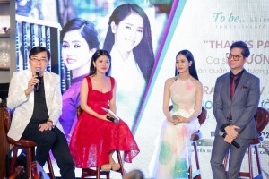 Hai huấn luyện viên là Ngọc Sơn và Đình Văn đến chúc mừng Phương Ý trong buổi tiệc Thank Party mừng quán quân Thần tượng Bolero