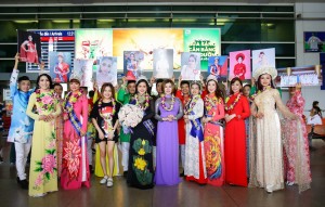 Các Hoa hậu, Á hậu và Người đẹp Áo dài được đón chào tại sân bay Tân Sơn Nhất