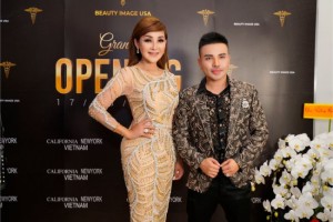 Ca sĩ Cát Tuyền (trái) trong buổi khai trương