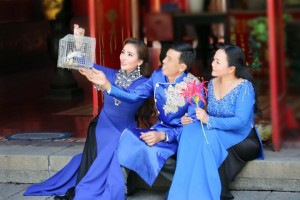 Ca sĩ Hoàng Linh cùng cha mẹ tại Lăng Ông Bà Chiểu