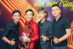 Lê Huy Chiến (trái) hôi ngộ cùng Hoài Linh