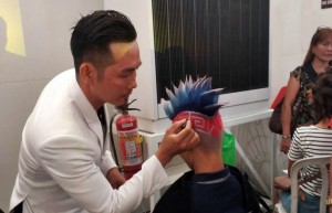 Nguyễn Thành Tâm đang tạo mẫu tóc