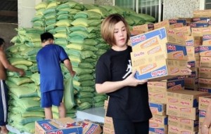 Hoa hậu Châu Mai Thảo giản dị phát quà cho bà con nghèo