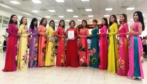 Hoa hậu Châu Mai Thảo cùng tấm bằng cám ơn của BTC và các người đẹp tr4ong trang phục Áo dài Châu  Mai Thảo