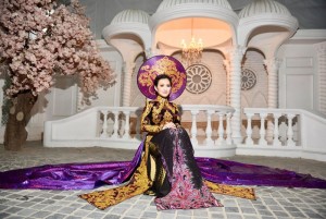 Hoa hậu Bella Phương Phạm trong trang phục áo dài truyền thống