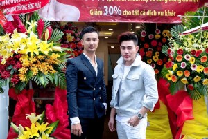 Hoàng Gia Lâm đến chúc mừng người mẫu Tuất Đạt (trái)