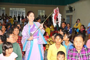 Hồ Lệ Thu hóa chị Hằng rước đèn cùng các em nhỏ nghèo tại Sóc Trăng