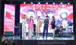 Nhà tài trợ đang trao số tiền cho đại diện tỉnh Quảng Nam