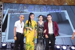 Từ trái sang: Vua nhạc chế Quất Già, ca sĩ Phương Nhạc, chị Lê Khánh và ca sĩ Hoàng Anh Tú