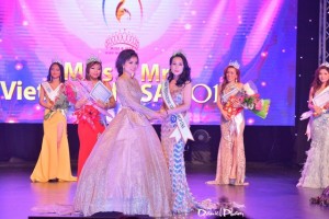 Á hậu Lê Yến Phương (trái) và hoa hậu Đỗ Quỳnh Trang trong đêm chung kết