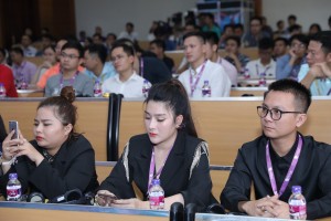 Phạm Phúc Ngân (giữa) trong Hội nghị khoa học phẫu thuật tạo hình - thẩm mỹ toàn quốc lần thứ VII