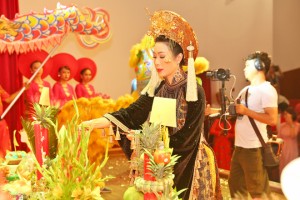 NSƯT Trịnh Kim Chi tự tay chuẩn bị mọi thứ cho ngày giỗ Tổ