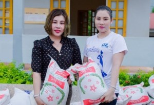 Hai chị em hoa hậu Châu Mai Thảo (trái) và Châu Phương Thảo tham gia chương thiện nguyện tại Thanh Hóa