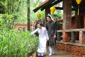 Ca sĩ Lady Phương Thùy và Trương Minh Thảo trong MV Ngọc Ngà Phương Đông