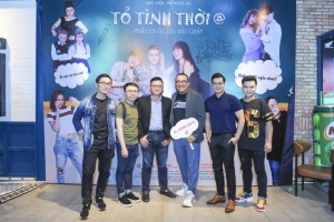 Các nhà báo và khách mời đến tham dự buổi ra mắt