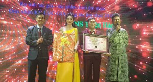 Ông Dương Duy Lâm Viên - Tổng thư ký TW Hội Kỷ lục gia Việt Nam, Giám đốc điều hành VIETKINGS (ngoài cùng bên trái) công bố và trao bằng Kỷ lục đến nhạc sĩ Thiện Hảo