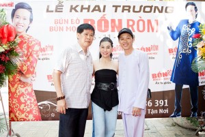 Nghệ sĩ Phước Sang và Cát Phượng đến chúc mừng danh hài Hoài Linh