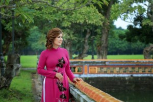 Á hậu Phạm Kiều Oanh nền nã trong tà áo dài vãn cảnh cố đô Huế