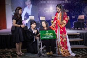 Ca sĩ Ngọc Châu tặng 20 triệu đồng cho nghệ sĩ Hoàng Lan từ tiền bán chiếc áo dài của NTK Sỹ Hoàng