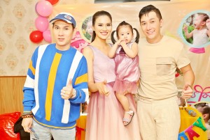 Siêu mẫu Lê Thị Phương cùng con gái chụp kỷ niệm với ca sĩ Nguyên Vũ và Nam Phong