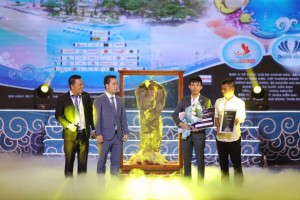 BTC chúc mừng Phạm Trần Nhật Minh, Phó TGĐ Công ty TNHH Nhựa Long Thành, đấu giá thành công Gốc Trầm Hương quý trong chương trình Quê hương biển gọi