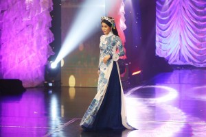 Thùy Linh trong phần thi trang phục áo dài