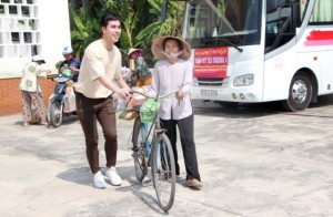 Á vương Hoàng Phi Kha đem "Vòng tay yêu thương" đến với bà con nghèo Tiền Giang