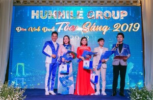 Ca sĩ Phi Nhung và 2 con nuôi là Tuyết Nhung và Hồ Văn Cường tham dự đêm vinh danh của mỹ phẩm Humnile