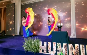 Bé Vicky Thảo Vân và mẹ cùng biểu diễn belly dance trong Vinh danh của thương hiệu mỹ phẩm Humnile