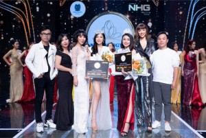 NTK Việt Hùng (bìa phải) trao giải cho các thí sinh