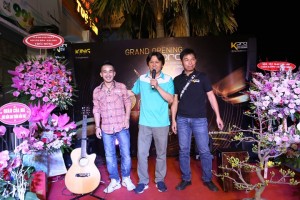 Đạo diễn Khoa Nguyễn (giữa) cùng các thành viên chủ chốt trong Công ty KPro