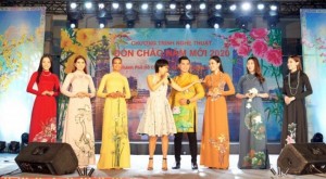 Ca sĩ Minh Thư cùng dàn mẫu nổi tiếng trên sân khấu “Chào năm mới 2020”