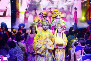 Áo dài show tại Huế