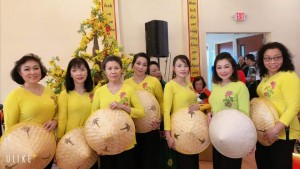 Hoa hậu Lê Ngọc Dung (giữa) tham gia biểu diễn văn nghệ mừng xuân tại Chùa Đại Bi