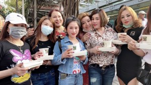 Hoa hậu Châu Mai Thảo (thứ 2 từ phải sang) và các chị em kiều bào người Việt tại Đài Loan cùng nhau làm từ thiện
