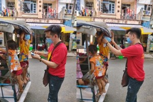 Dương Chấn Huy phát khẩu trang cho các em nhỏ và khyuên ra đường phải đeo khẩu trang