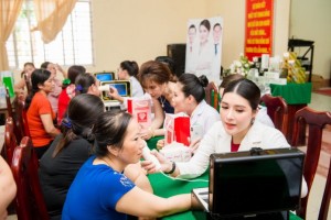 Bác sĩ Phạm Phúc Ngân trực tiếp thăm khám, soi da cho các khách hàng trong chuỗi hoạt động đồng hành cùng nhan sắc, thanh xuân của chị em phụ nữ