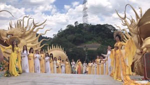 Buổi chụp ảnh quy tụ đông đảo các nữ Phật tử người Việt trong trang phục áo dài truyền thống Việt Nam trước chùa Pháp Hoa - Đài Loan