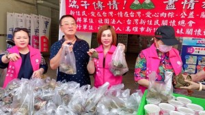 Hoa hậu Châu Mai Thảo (thứ 2 từ phảisang) cùng các cộng sự tặng bánh ú cho người nghèo