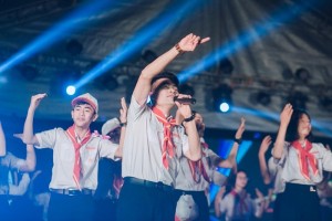 Ca sĩ Duy Ninh trong một tiết mục sinh hoạt cộng đồng